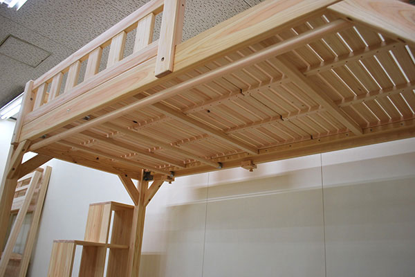 (No:2106025)縦横計3本の木製ハンガーポールが付いたロフトベッド