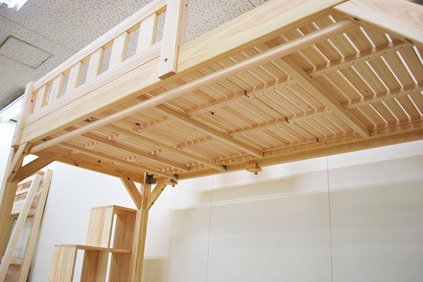 ベッド下をクローゼットとして活用できるハンガーポール付きミドルベッド