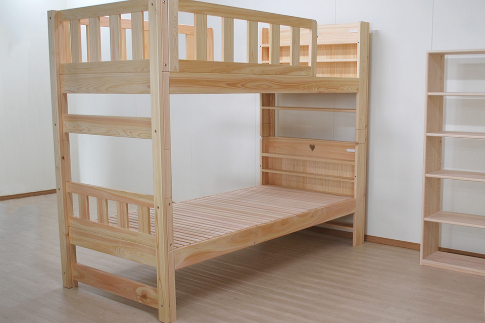 子供部屋に収納棚の多い棚付き二段ベッド 1902006 | ヒノキ・ワークスの オーダーメイド ベッド集